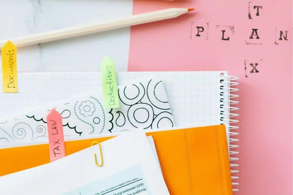 Fournitures de bureau symbolisant l’organisation quotidienne d"un gestionnaire administratif : agendas, contrats et stylo