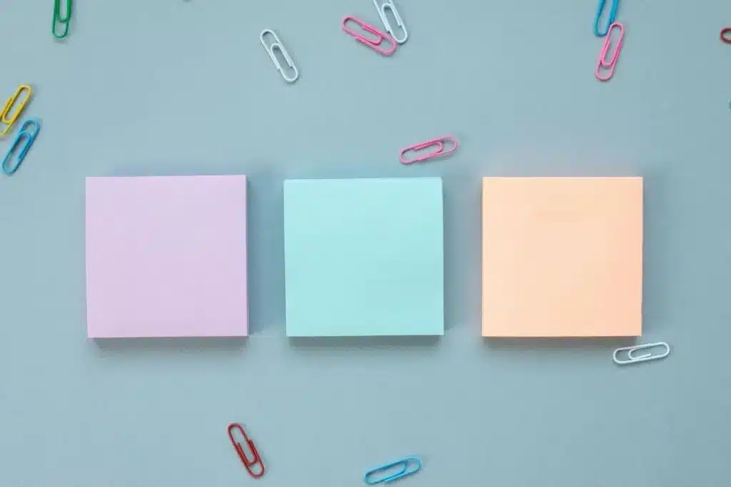 Illustration d'une des offres : Pack gestion de projet illustré avec des post it colorés et des trombones.