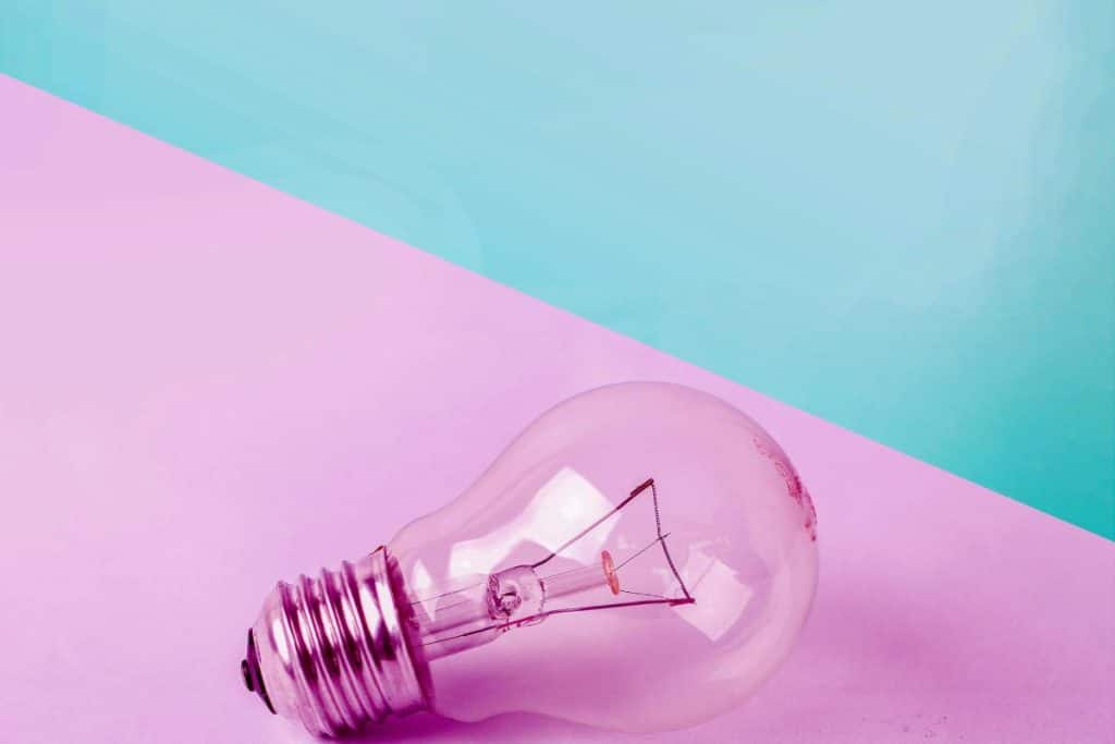 Ampoule colorée illustrant une offre complète d’assistance administrative, supervisée et adaptée aux besoins du RAF, directeur et responsables de services.