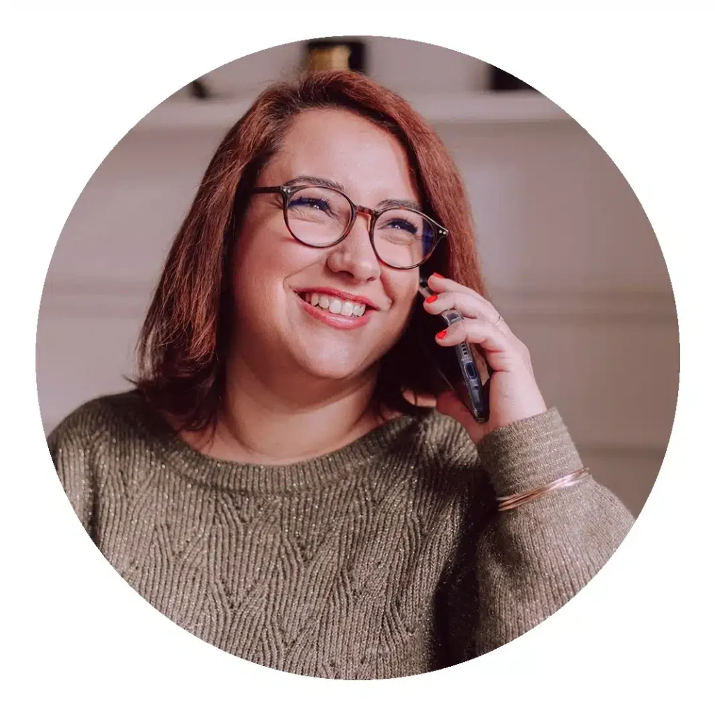 Portrait de Adéo Assist’ au téléphone : Assistanat de direction, support administratif Opérationnel Polyvalent et spécialisation en accompagnement à la transformation digitale.